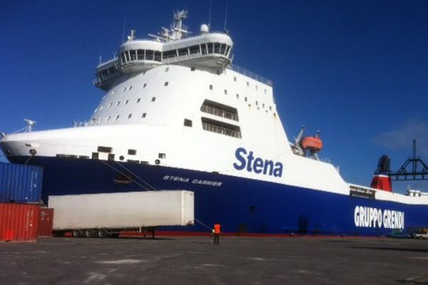 Le Stena Carrier amarré au port de Marseille, après six jours de blocage en rade de Marseille