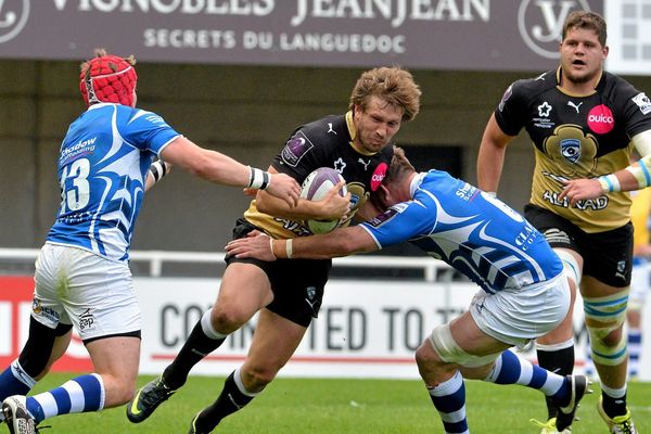 Montpellier - François Steyn au centre avec le ballon et Paul Willemse à droite en Coupe d'Europe - 2016.