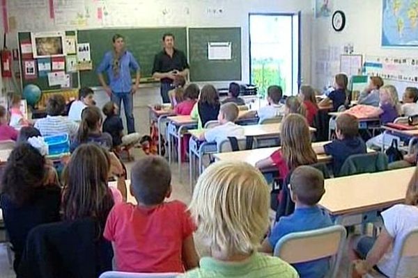 Saint-Quentin-la-Poterie (Gard) - 300 enfants écrivent aux 2 journalistes français otages en Syrie, dont Edouard Elias - 17 septembre 2013.