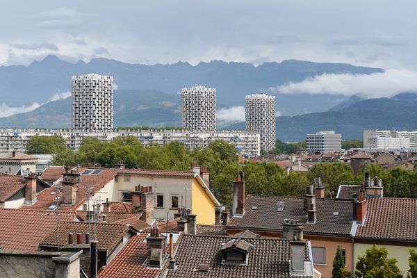 Les trois tours de Grenoble (Isère), le 26 août 2023.