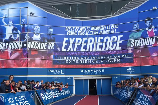 Déjà de nombreux supporters sont présents devant le parc des Princes