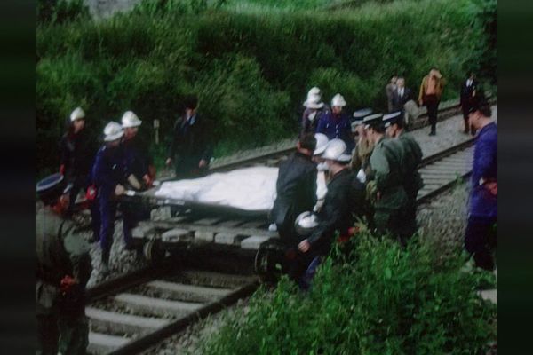 "À l'époque, on pensait que les pompiers étaient fait d'airain. C'est faux, ils sont soumis à la peur, à l'inquiétude", rappelle le médecin général René Noto, qui a participé aux opérations de secours en juin 1972 à Vierzy et posé par la suite les bases de la médecine de catastrophe.