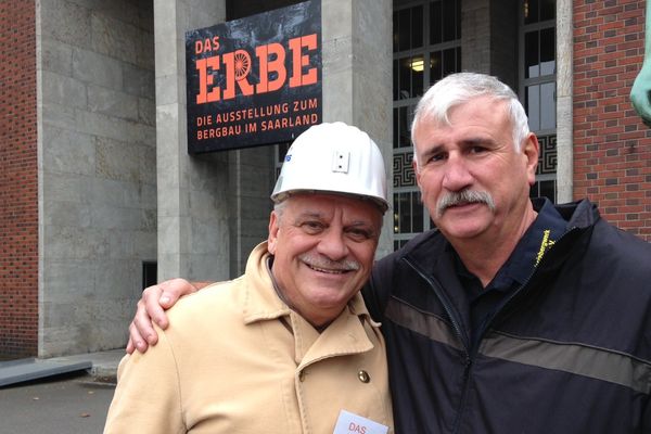 Walter Engel, mineur sarrois et guide de l'exposition "Das Erbe" (L'Héritage) avec son ami, Alain Meier, mineur lorrain.