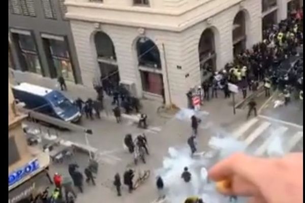 La vidéo fait le buzz sur les réseaux sociaux: une jeune vidéaste affirme qu'une grenade lacrymogène aurait explosé sur son balcon, alors qu'elle filmait la manifestation contre la réforme des retraites à Lyon, samedi 11 janvier.