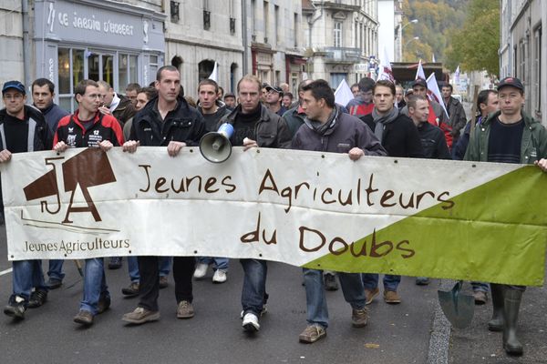 Ils étaient près de 50 Jeunes Agriculteurs à converger à 10h30 vers la Préfecture de Région à Besançon.