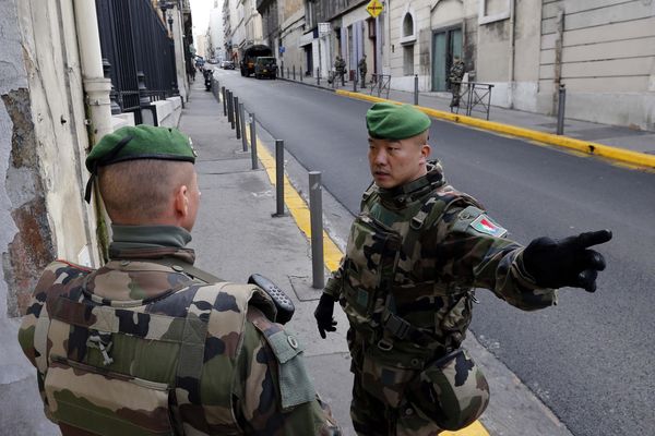 Des légionnaires du 1er Régiment Etranger de Cavalerie basé au camp de Carpiagne assurent la sécurité d'une synagogue du 4e arrondissement de Marseille dans le cadre du renforcement du plan Vigipirate.