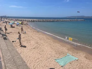 Les nouvelles analyses menées par Estérel Côte d’Azur Agglomération permettent la réouverture de la plage du Veillat.