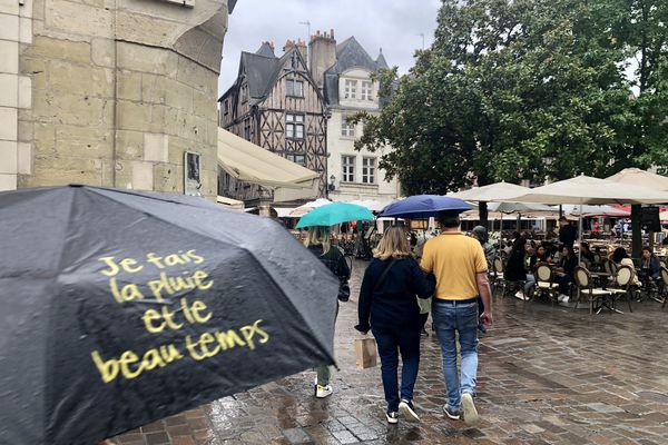 (Archives) La place Plumereau à Tours, sous la pluie  pour le 1er week-end d'août 2023.