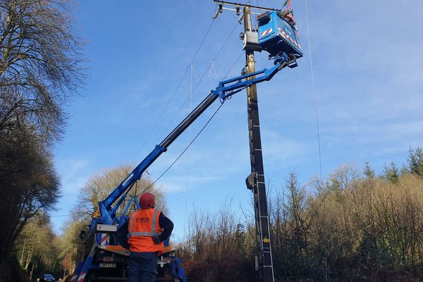 Les agents d'Enedis rétablissant le courant