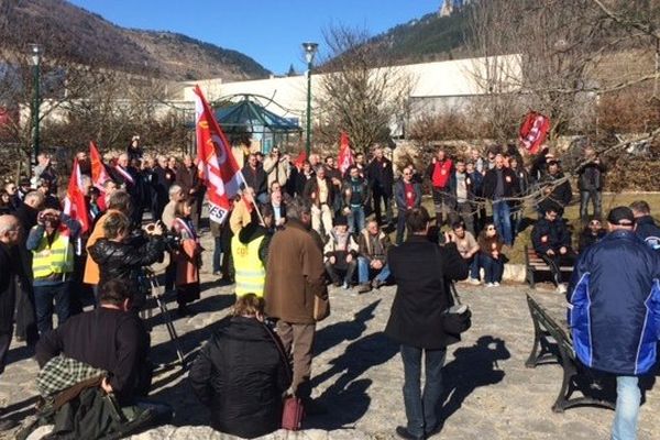 Rassemblement d'une centaine de personnes devant l'usine de Quézac à Molines en Lozère - 10 février 2015