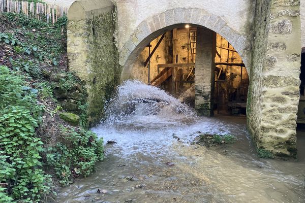 l'eau de la Vixiège actionne les rouets du moulin de Belpech.