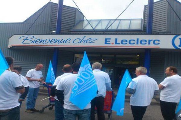 Les agriculteurs se sont rendus au supermarché Leclerc de Tulles et ont demandé à parler à la direction