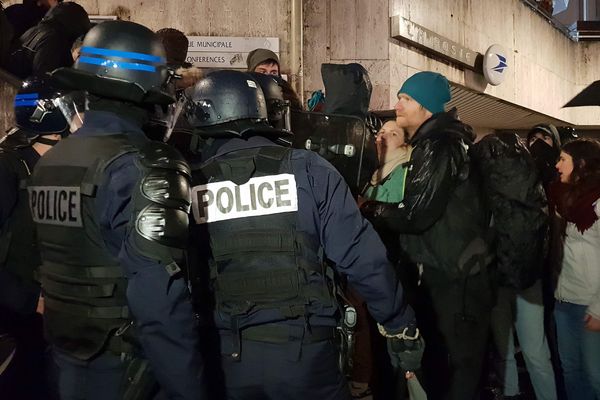 Une centaine de manifestants bloque l'accès au meeting d'Émilie Chalas, organisé à la maison du tourisme dans le cadre des élections municipales de Grenoble 