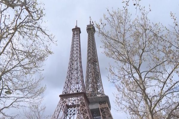 Non vous ne voyez pas double, il ya bien deux Tour Eiffel sur cette image, l'originale et sa réplique au 1/10ème