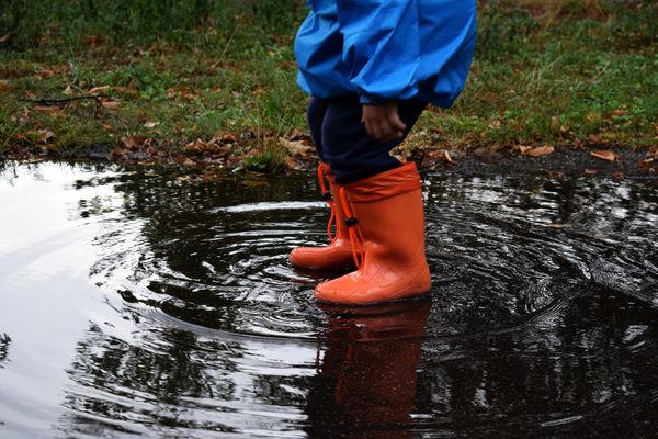 Des bottes en caoutchouc pour faire des ronds dans l'eau 