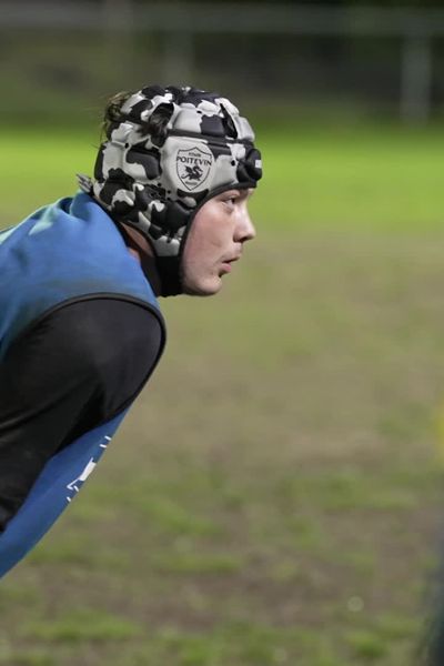 Séance d'entraînement au stade Stade poitevin rugby au stade Rébeilleau de Poitiers. Ambition affichée : la stabilité de l'équipe.