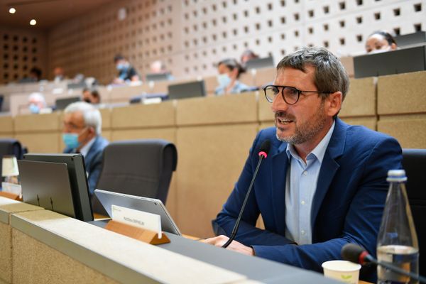 Matthieu Orphelin conseiller régional des Pays de la Loire et député de Maine-et-Loire veut saisir le procureur de la République pour un soupçon de conflit d'intérêt autour d'Espérance Banlieues