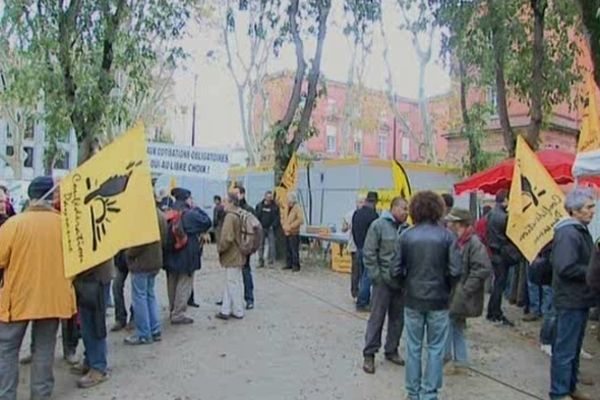 Hier, des sympathisants de la Confédération Paysanne distribuaient des tracts devant le tribunal de Toulouse