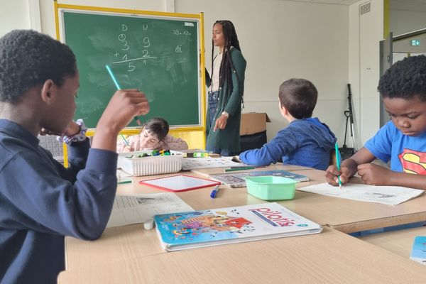 Pendant deux semaines réparties l'une mi-juillet, l'autre fin août, les élèves volontaires de cette école brestoise profitent de "vacances apprenantes" . Au programme: des révisions et des excursions dans des lieux assez hors du commun, sur le thème de la mer.