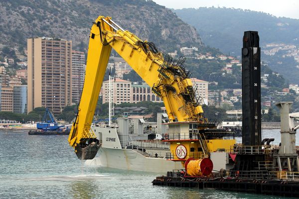 Travaux en principauté de Monaco dans l'anse du Portier pour préparer le terrain sous-marin à l'extension en mer