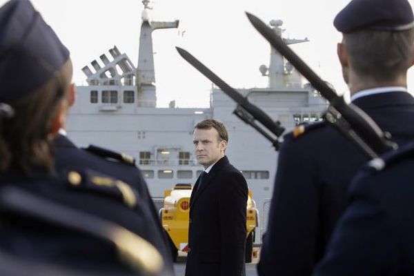 Le président de la république à bord du Mistral passe les troupes en revue.