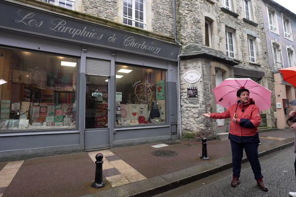 Devant l'emblématique boutique de parapluies du 13 rue du port à Cherbourg, Claire Yvon partage des anecdotes du tournage des "Parapluies de Cherbourg" à Pauline Conte,  présentatrice de l'émission de France 3 Normandie.