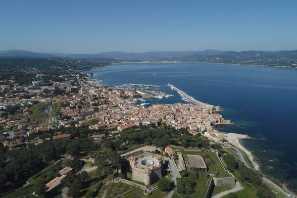 Le nombre et les périodes de survol en hélicoptère de Saint-Tropez et de 7 communes voisines ont été fortement réduits.