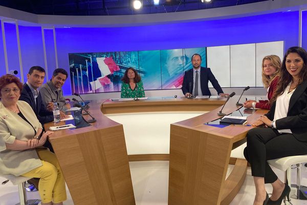 Des sourires et de nombreuses divisions autour du plateau de France 3 Rhône-Alpes lors d'un de nos 12 débats organisés pour les élections législatives