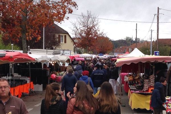 La foule se presse dans les rues de Habsheim