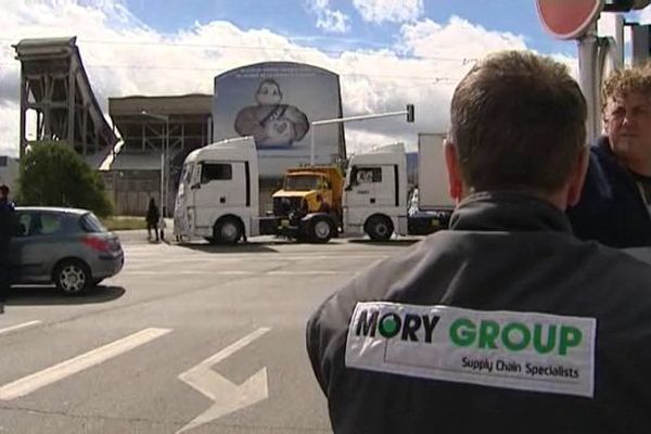 Les salariés de Mory Global ont bloqué le carrefour des Pistes à Clermont-Ferrand.