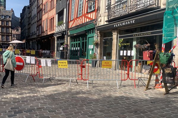 Dans le centre historique de Rouen, la rue de Martainville est coupée suite à un arrêté de péril concernant une des maisons à pans de bois