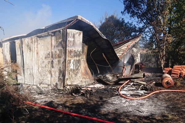 Le bâtiment a été totalement détruit par les flammes.