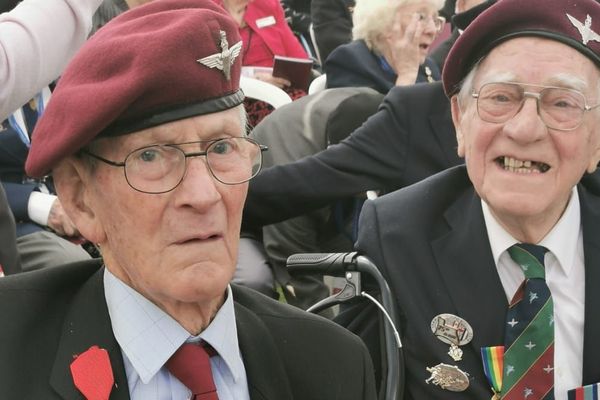 Johnny Johnston (à gauche) et Bob Stoodley (à droite) se sont retrouvés samedi 6 juin au cimetière de Ranville