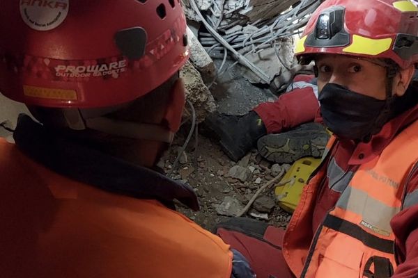 Les conditions de la mission sont très difficiles en raison du froid et des répliques.