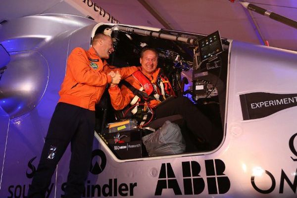 Solar Impulse 2 a décollé pour un tour du monde.