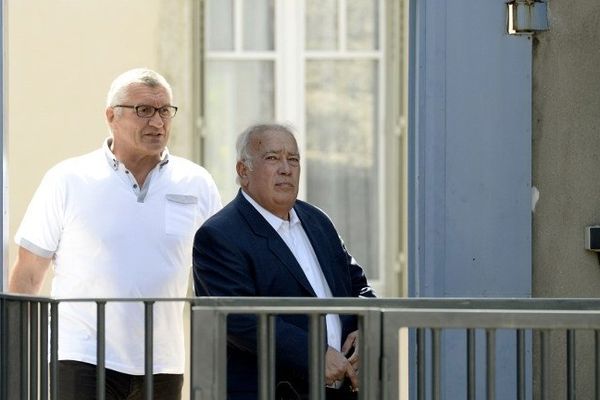 Marc Cécillon avec son avocat Léon Paillavet avant l'audience du 14 avril devant le tribunal de Bourgoin-Jallieu.