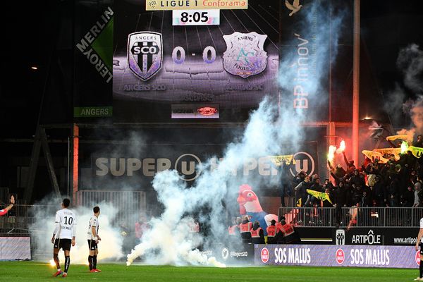 En première période, les ultras de la brigade Loire ont projeté des fusées éclairantes sur le terrain, avant de déployer une banderole.