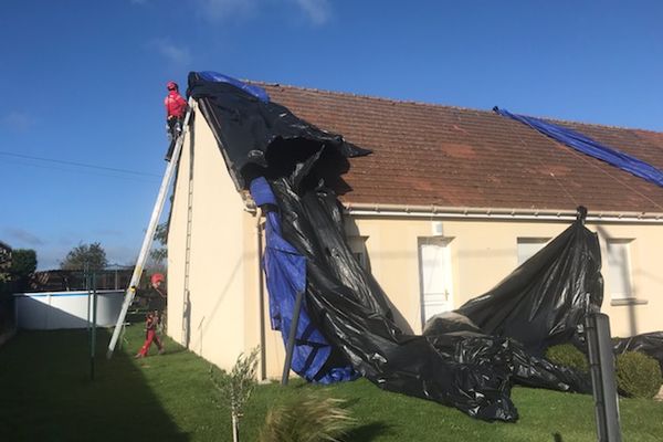 Les bâches envolées d'une toiture à La Chapelle-sur-Chézy, le 21 octobre 2021.