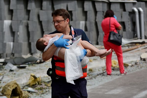 Un médecin évacue un enfant après le bombardement de l'hôpital Okhmatdyt, hôpital pour enfants à Kiev en Ukraine.