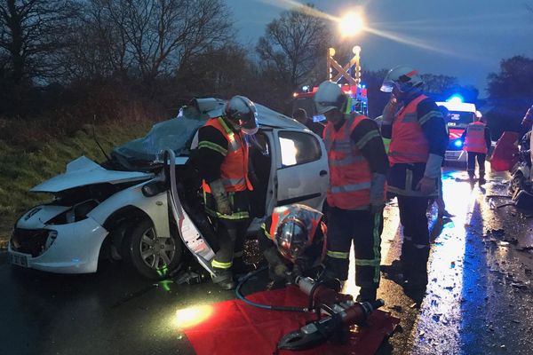 La voiture dans laquelle se trouvaient les deux personnes qui ont perdu la vie