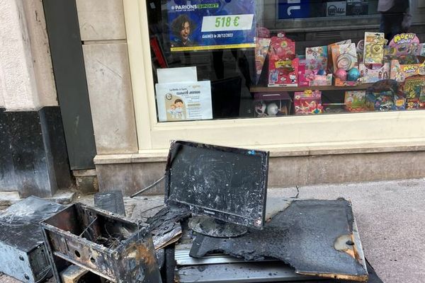 Un incendie a eu lieu, vendredi 14 avril 2024, dans un commerce place du Vieux Marché à Rouen (Seine-Maritime).