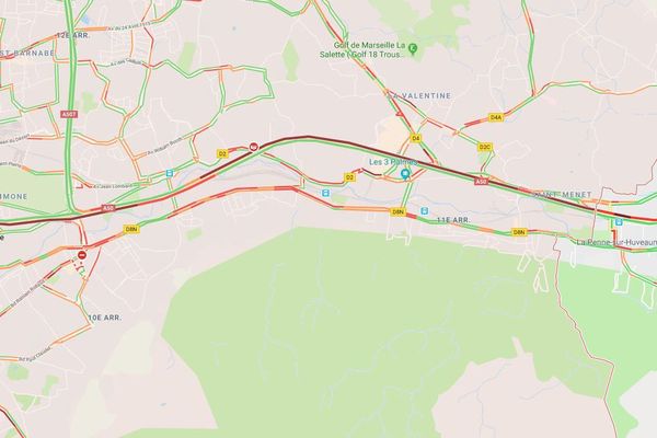 Accident sur l'A50 entre un poids lourd et deux véhicules légers fait trois blessés légers 