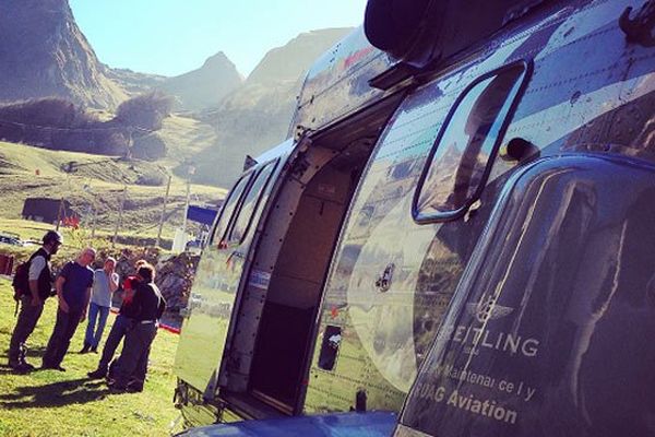 Une partie de l'équipe du démontage des 25 pylônes du télésiège des Fontaines de Cotch, 
au pied de l'hélicoptère Super Puma ce matin à Gourette.