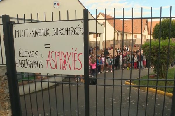 Après la fermeture d'une classe, pour sauver le village ils doivent sauver l'école