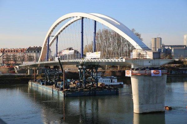 Le tablier France positionné au-dessus de ses appuis mardi 8 décembre 2015  