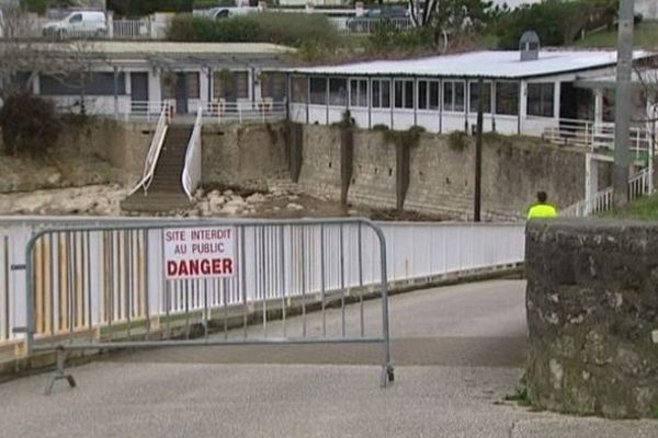 L'accès de certaines promenades le long du littoral est interdite comme ici à Royan.