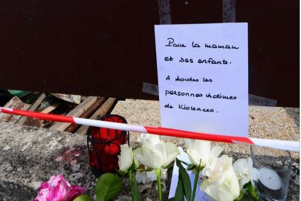 Des fleurs et des mots ont été déposés devant le domicile de Chahinez D. 