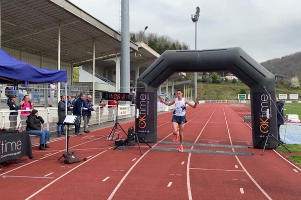 Le favori de l'épreuve, Mickaël Gras, remporte le 30e semi-marathon de Tulle.