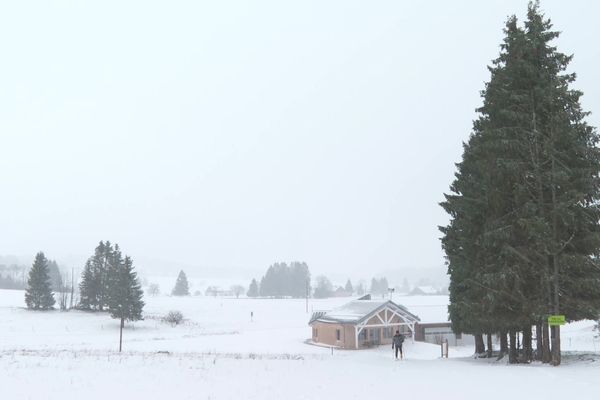 Dans le massif du Jura, les premières neiges blanchissent les paysages, pour le bonheur des enfants et des skieurs.