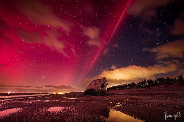 Le photographe de la baie de Somme Alexandre Hébert a capturé depuis la pointe du Hourdel les aurores boréales observées dans le ciel dans la nuit du 10 au 11 octobre 2024.